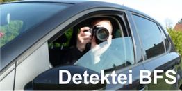 Person im Auto fotografiert durch das offene Fenster, Text „Detektei BFS“.