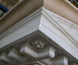 Nahaufnahme einer kunstvoll verzierten Architektur mit detaillierten Holzschnitzereien.