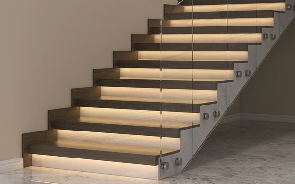 Holztreppe mit LED-Beleuchtung und Glasgeländer in einer minimalistischen Umgebung.