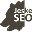 Silhouette eines Bärenkopfs mit Text "Jeske SEO" in der Mitte auf schwarzem Hintergrund.