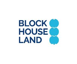 Block House Land Logo mit drei blauen Kreisen rechts neben dem Text in blauer Schrift.