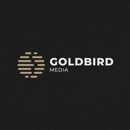 Logo von Goldbird Media, mit stilisiertem goldenen Vogel und Text auf schwarzem Hintergrund.