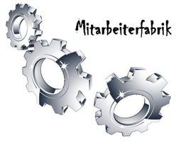 Drei silberne Zahnräder neben dem Wort "Mitarbeiterfabrik" auf weißem Hintergrund.