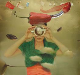 Person mit Kaffeetasse vorm Gesicht, schwebende Gegenstände und roter Paprika im surrealen Stil.
