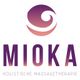 Logo van Mioka, tekst: "Holistische massagetherapie" met abstracte paarse en roze vorm.
