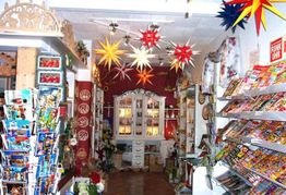 Ein bunt dekorierter Laden mit Zeitschriften und Sternen, die von der Decke hängen.