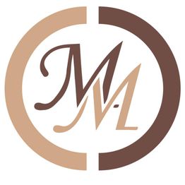 Logotipo con letras "M" en tonos marrones y beige, rodeado de un círculo similar.