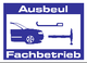 Blau-weiße Grafik mit Auto gerichtet am Schriftzug "Ausbeul Fachbetrieb".