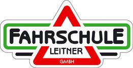 Logo der Fahrschule Leitner GmbH, mit rotem Dreieck und grünem Rahmen.