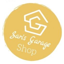 Gelbes Logo von "Saris Garage Shop" mit stilisiertem Haus- und G-Design.