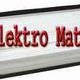 Leuchtreklame mit rotem Text "Elektro Matthes", umgeben von Steckern und Kabeltrommeln.