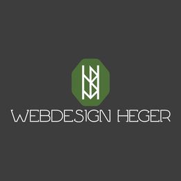 Logo von "Webdesign Heger", grünes Symbol auf grauem Hintergrund, stilisierte Buchstaben.