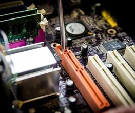 Wartung und Pflege des Mainboards. Ein wichtiger Punkt ist auch das richtige Einstellen des Mainboards. Da sollten Sie sich auf einen Fachmann Ihres Vertrauens verlassen, bei falscher Einstellung kann es zu schweren Fehlern des gesamten Computers kommen.