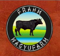Logo mit schwarzem Rind auf Weide, umgeben von Text "Frahm Wagyu Farm" auf rotem Hintergrund.