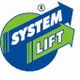 Logo mit blau-grünem Kreis, Schrift "SYSTEM LIFT" und Pfeile nach rechts oben zeigend.