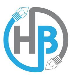 Logo mit grauen Buchstaben "HB", umrahmt von einem blauen Stift und Kreis.
