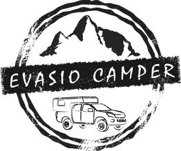 Logo avec montagnes en fond et texte "EVASIO CAMPER" en blanc sur bande noire.
