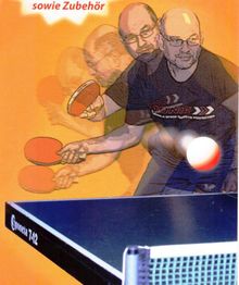 Mann spielt Tischtennis, Bewegungseffekt, Tisch mit Ball vorne, oranger Hintergrund.