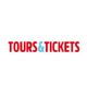 Logo van Tours & Tickets, de tekst is in rode letters met een blauwe ampersand.