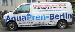 Ein weißer Firmenwagen mit der Werbung von AquaPren-Berlin für Abdichtungen nasser Wände.