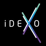 Logo do Idexo com fundo preto e letras brancas cortadas por uma linha diagonal colorida.