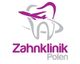 Logo mit einem Zahn, Flugzeug und Text: "Zahnklinik Polen" in Lila und Grau.