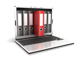 Offener Laptop mit Grafik von Ordnern auf dem Bildschirm, ein roter Ordner steht hervor.