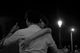 Un couple danse le tango sous un lampadaire, ambiance nocturne.