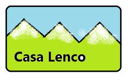 Montañas verdes en un logotipo con el texto "Casa Lenco" sobre un fondo azul claro.