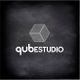 Logotipo de QubeStudio con un cubo blanco sobre fondo negro.