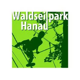 Silhouette einer Person im Waldseilpark Hanau, grüne Hintergrundgrafik mit Bäumen.