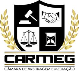 Escudo com símbolos de arbitragem e mediação: martelo, aperto de mãos, balança e ampulheta.
