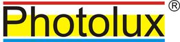"Photolux-Logo mit schwarzen Buchstaben auf gelbem Hintergrund, rote und blaue Linien oben und unten."