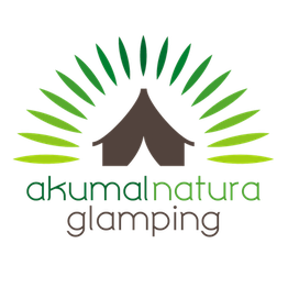 Logo de "akumalnatura glamping" con una tienda y hojas verdes formando un semicírculo.