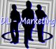 Drei schwarze Silhouetten vor abstraktem Hintergrund mit Text „DL-Marketing“ in Blau.
