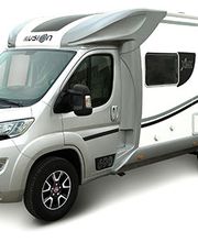 Caravana blanca moderna con detalles grises, vista desde un ángulo delantero lateral.