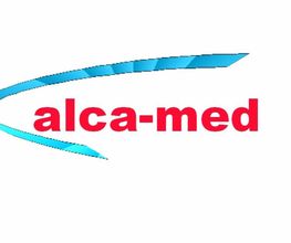 Logo mit blauem Band und rotem Text "alca-med".