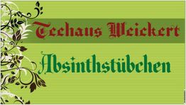 Grünes Schild mit Aufschrift "Teehaus Weickert Absinthstübchen", verziert mit Blumenmustern.