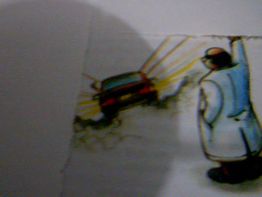 Pessoa de casaco saúda carro se afastando em estrada à noite com faróis acesos.