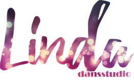 Verlichte handen boven een achtergrond met paarse en roze bokehlichten.