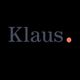 Der Text "Klaus." in grauer Schrift mit rotem Punkt auf schwarzem Hintergrund.