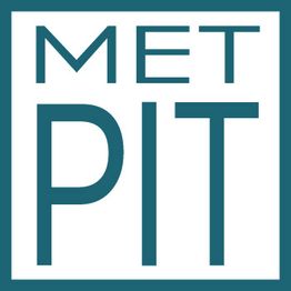 Logo met de tekst "MET PIT" in blauwe letters op een witte achtergrond.