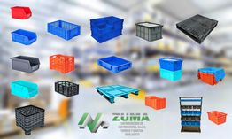 Contenedores de plástico de varios colores y diseños, con fondo desenfocado y logo "ZUMA".