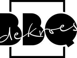 Logo met de tekst "BBQ de Kroes" in zwarte letters op een witte achtergrond.