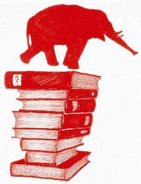 Roter Elefant steht auf einem hohen Stapel Bücher.