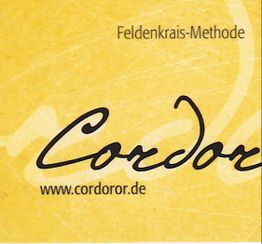 Gelber Hintergrund mit der Aufschrift "Feldenkrais-Methode" und "cordoror.de".
