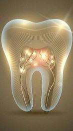 Ilustración de un diente transparente con luces brillantes y raíces luminosas en su interior.