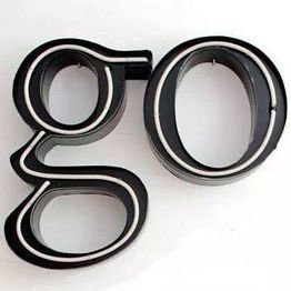 Schwarz-weißes 3D-Schild mit der Wortkombination "go" in stilisierter Schrift auf hellem Hintergrund.
