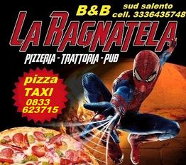 Uomo in tuta rossa e blu, pizza, e testo "La Ragnatela" per pizzeria e B&B in Salento.