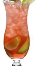Limone, Erdbeersirup, fische Minze und Tonic. Süßlich-frisch mit leichter Minznote.